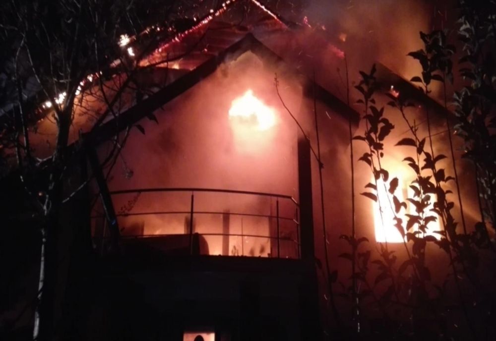 Incendiu la o casă de locuit din județ