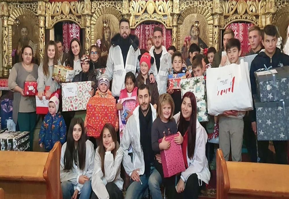 Peste 400 de copii au primit cadouri de la Ajutoarele lui Moș Crăciun