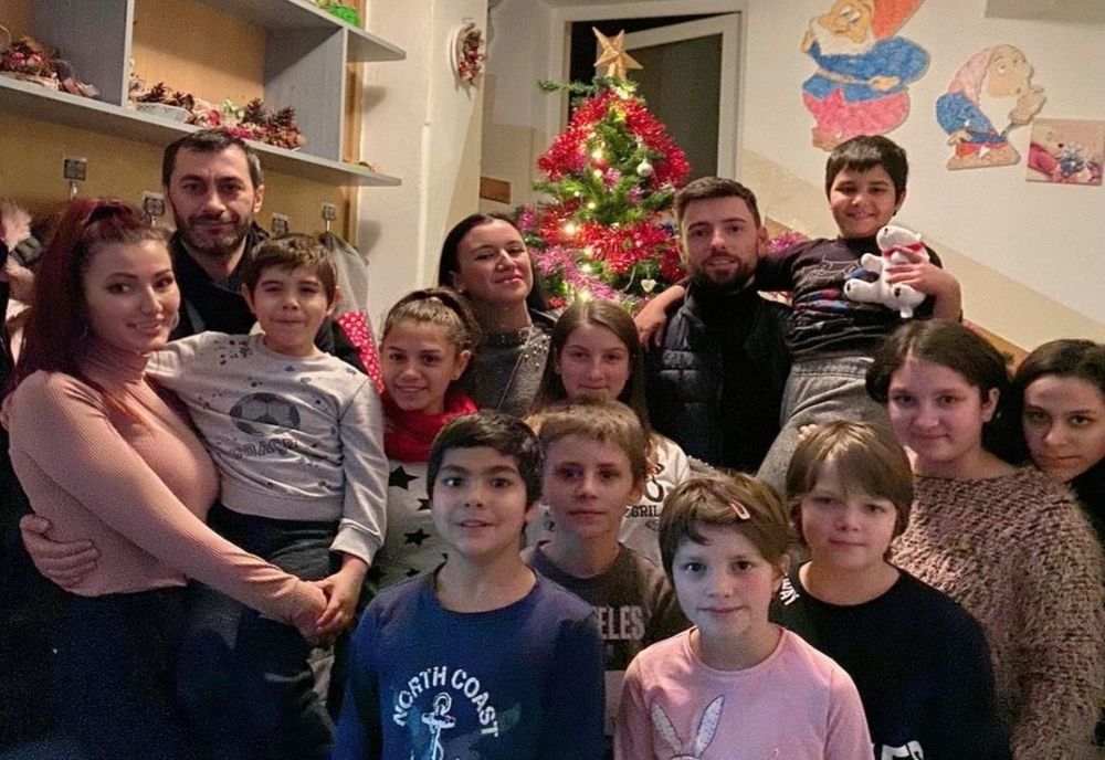 Asociația “Apel la Acțiune” a împodobit bradul alături de 11 copilași abandonați, de la Casa “Speranța”