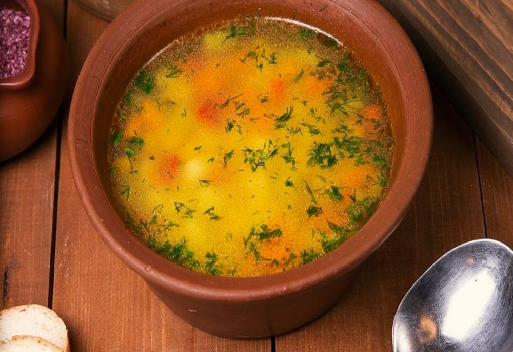 Masă caldă pentru elevi, la Școlile Terebești și Bârsău de Sus