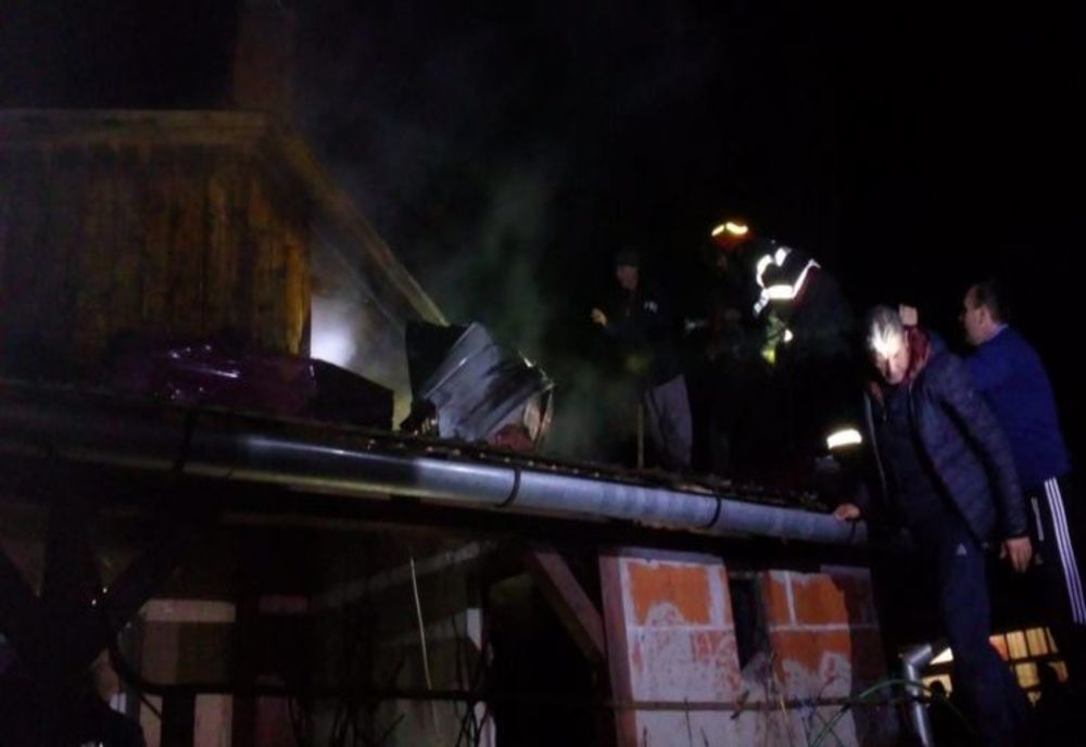 Incendiu la o afumătorie din județ