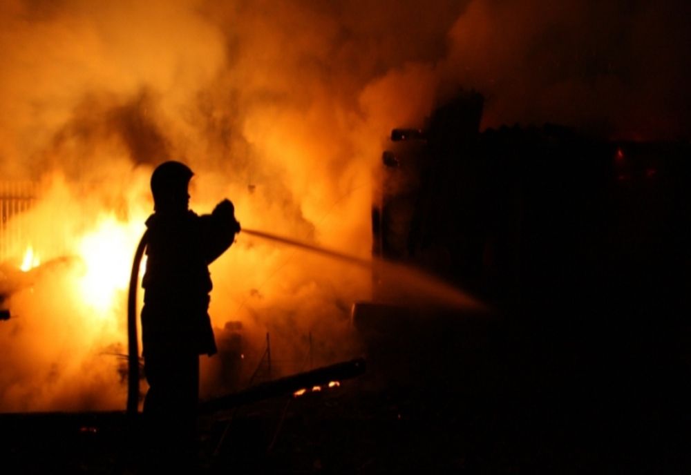 Incendiu la două garaje auto din Satu Mare