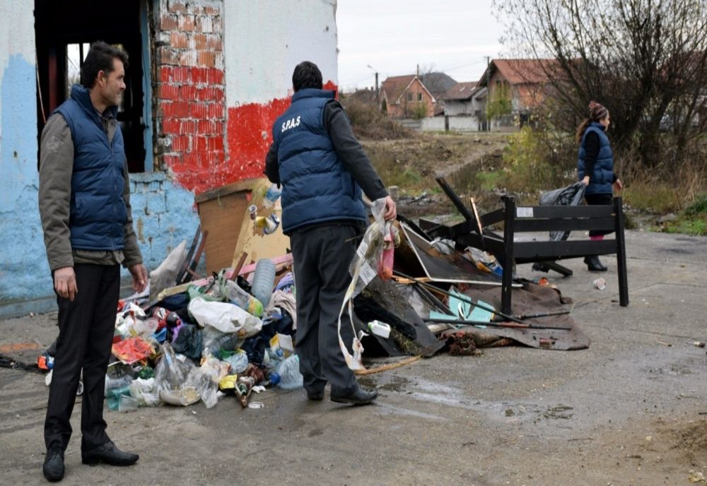 Asistații social apți de muncă, puși la curățenie