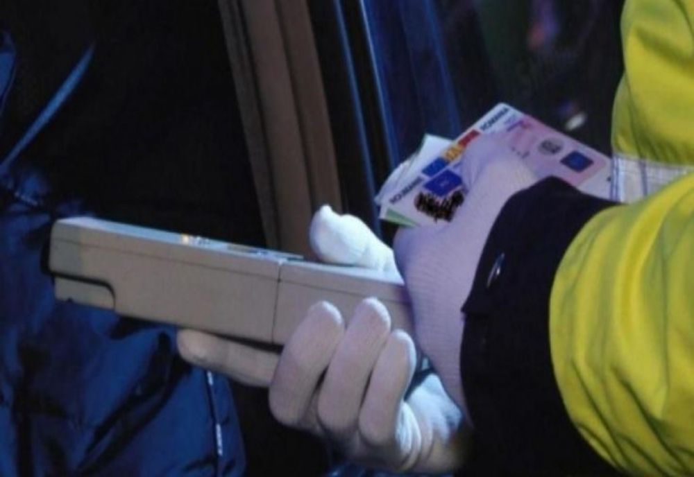 Doi șoferi prinși băuși la volan
