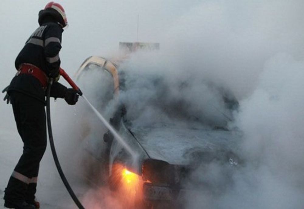 Mașină în flăcări într-o parcare din municipiul Satu Mare