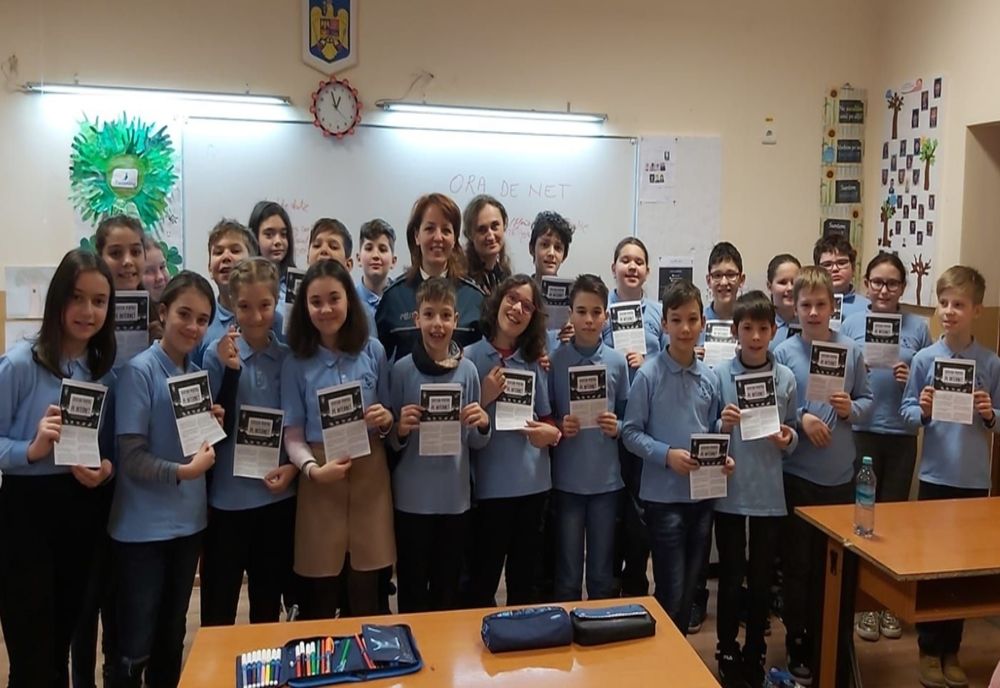 Ziua Internaţională a Siguranței pe Internet, marcată de polițiști prin activități educative în școli