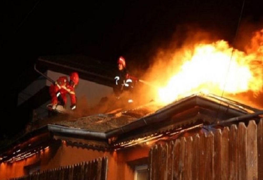 Incendiu izbucnit la acoperișul unei case nelocuite din municipiul Satu Mare