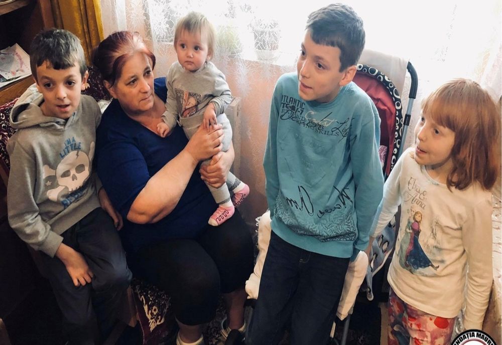 Fundația Maurer a sărit în sprijinul unor copii părăsiți de mamă şi crescuţi de bunică