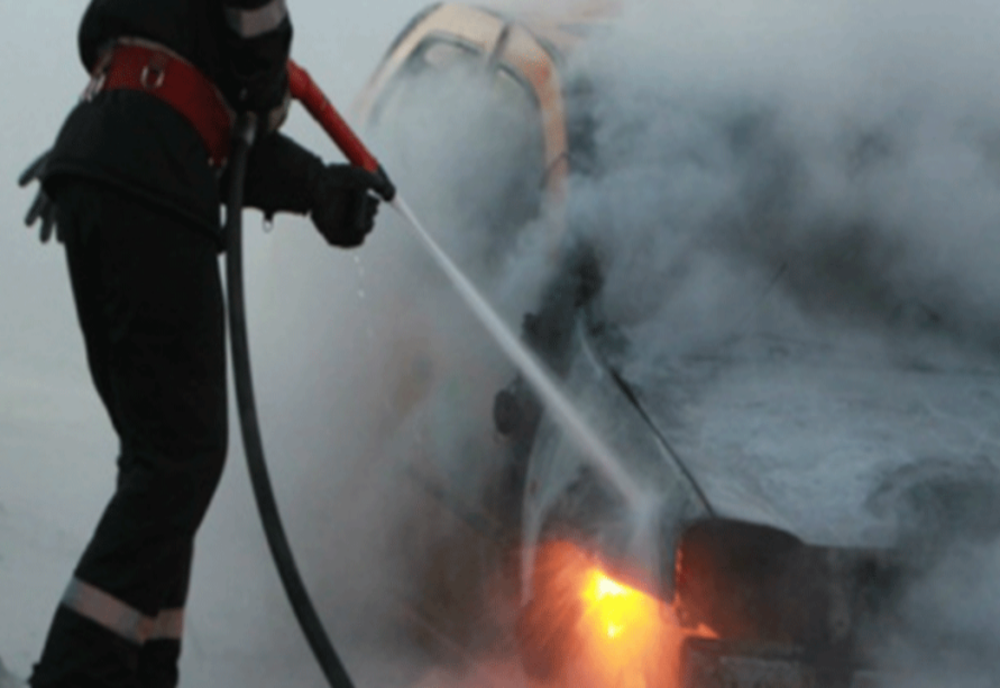 Maşină distrusă într-un incendiu în judeţul Satu Mare