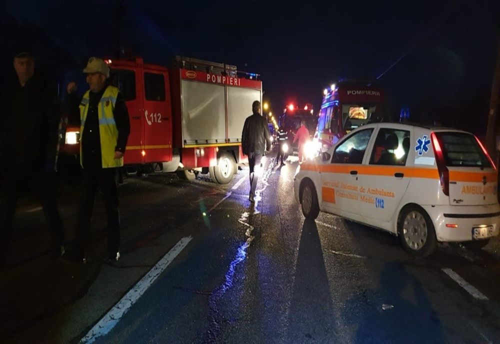 Accident grav spre Aeroport. O femeie însărcinată și o fetiță, transportate la spital