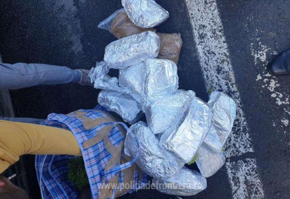 Contrabandă | Aproximativ 20 kg de tutun, descoperite ascunse într-un microbuz