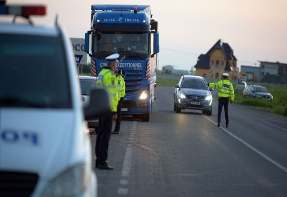 Zeci de șoferi au rămas fără permisele de conducere, în weekend