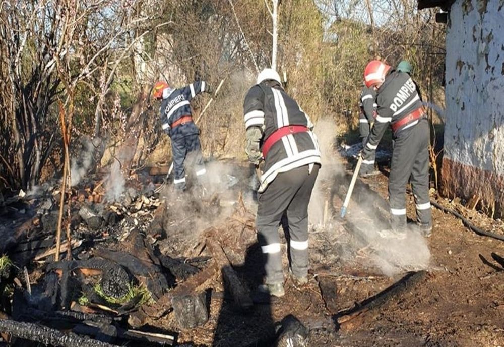 Șopron de lemne cuprins de flăcări, în județul Satu Mare