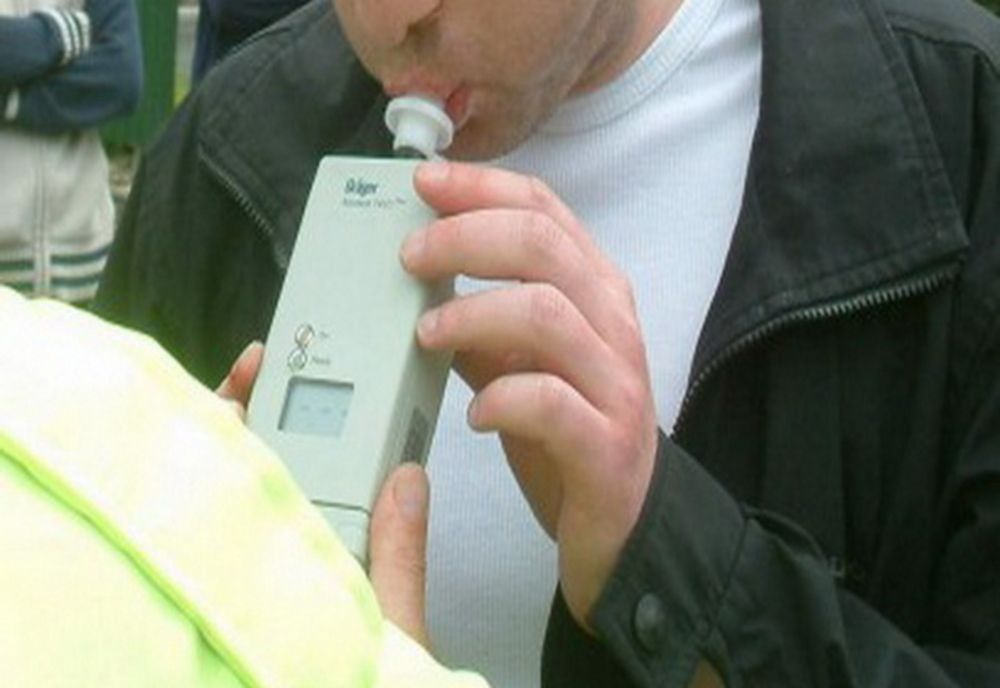 Șofer cercetat penal după ce a fost prins băut la volan