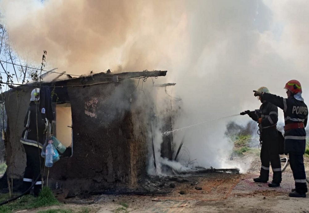 Incendiu la o casă de locuit din localitatea Peleșul Mic