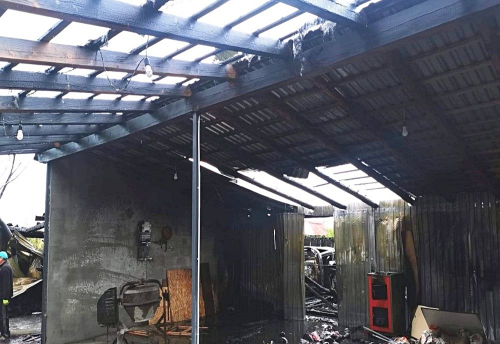 Incendiu de proporții în județ. Au ars trei mașini, un garaj, două anexe și un adăpost plin cu păsări