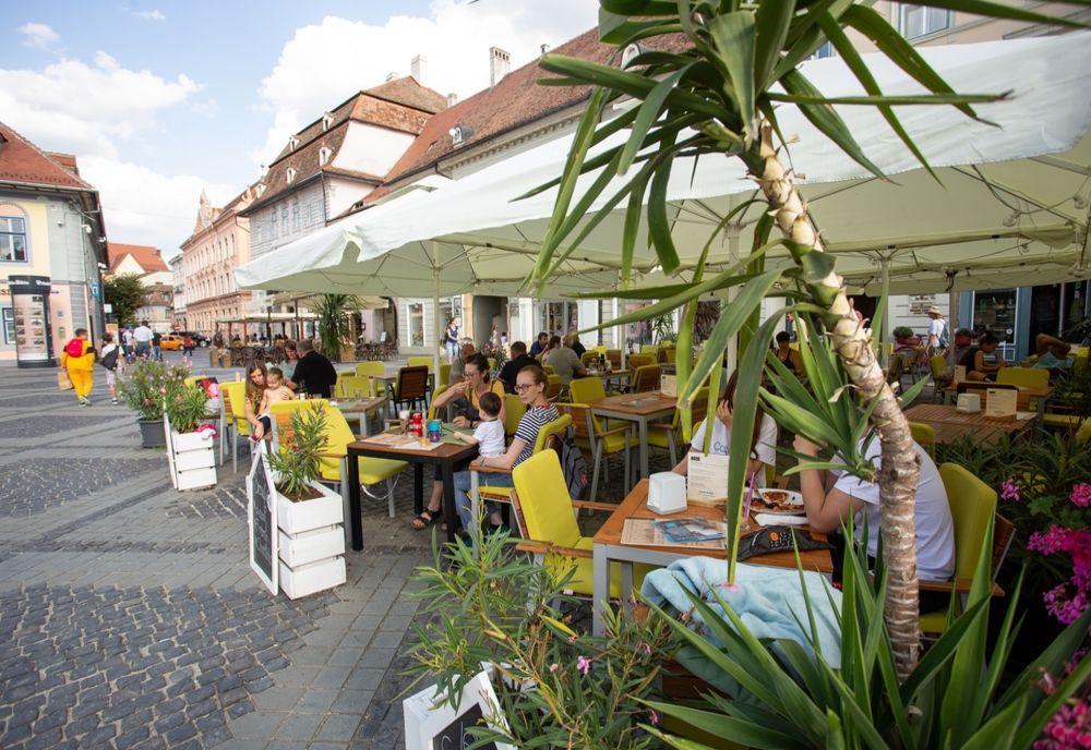 Președintele Iohannis anunță ridicarea unor noi restricții de la 1 iunie: Se deschid terasee