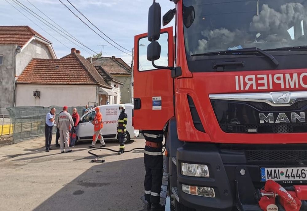 Branșament de gaz avariat de o autoutilitară. Pompierii intervin pentru asigurarea zonei