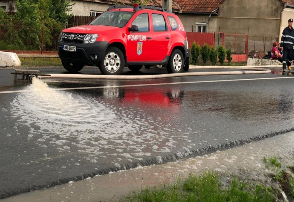 Inundații într-o localitate din Satu Mare. Pompierii au intervenit pentru a evacua o persoană dintr-o locuință