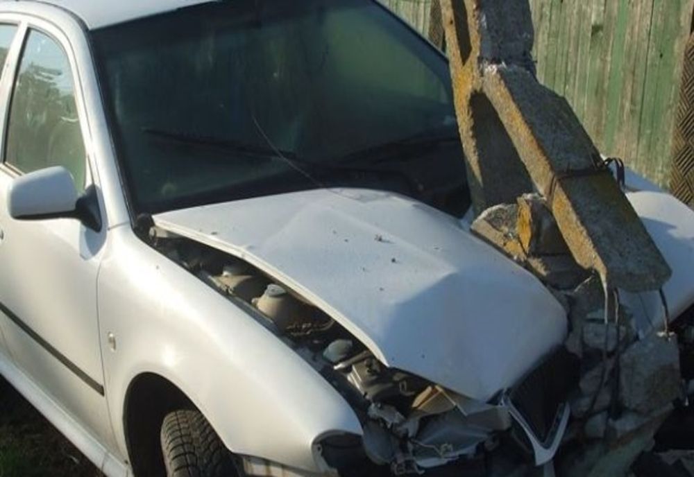 Un șofer băut a intrat cu mașina într-un stâlp
