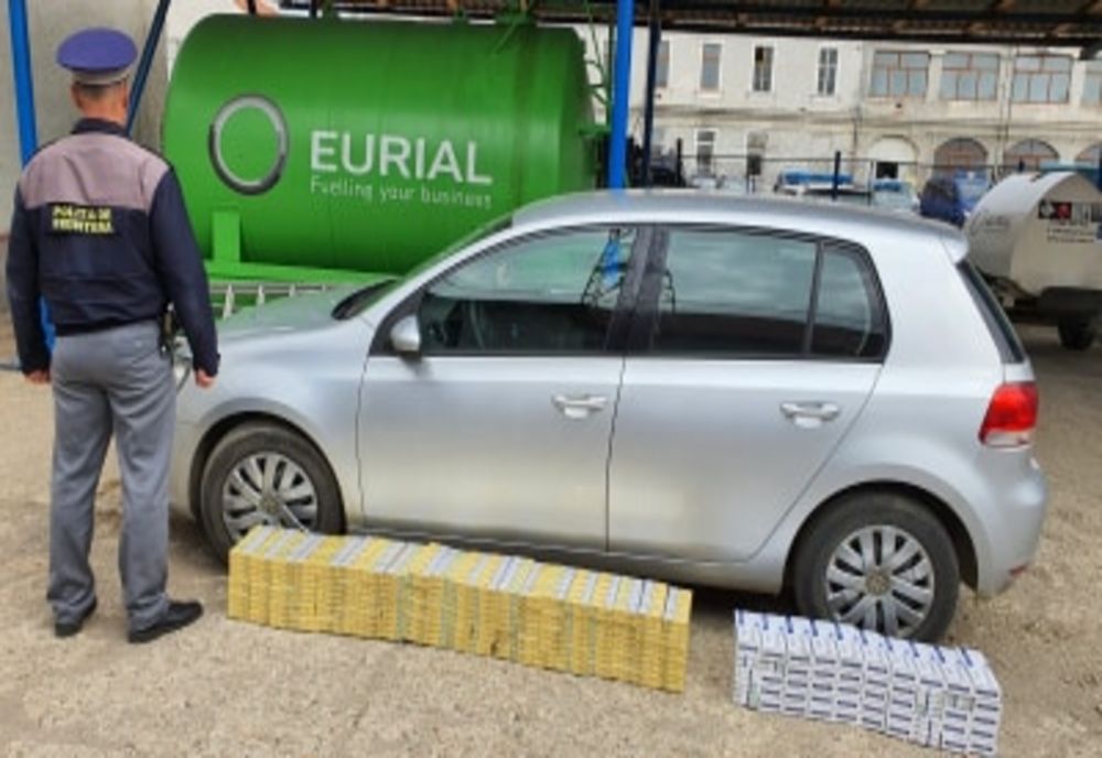 Portbagaj burdușit cu țigări de contrabandă