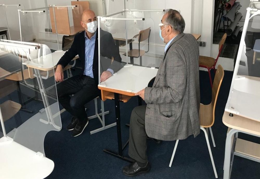 Proiect inovator | Mobilier școlar adaptat la noile condiții impuse de criza sanitară produs la Satu Mare