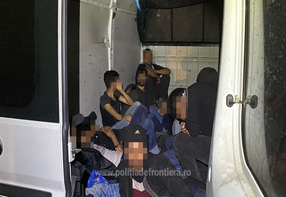 Două călăuze și 33 de cetățeni din Siria, Somalia și Libia opriți la frontiera cu Ungaria