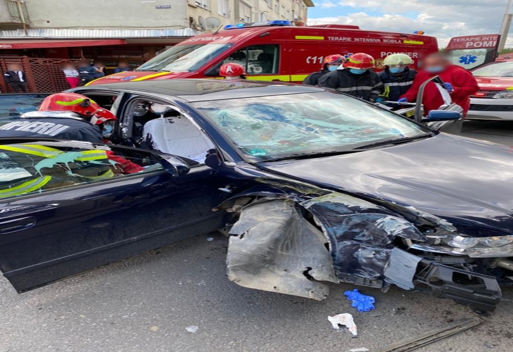 FOTO | Accident pe strada Oașului din Cluj! Două autoturisme s-au ciocnit violent 