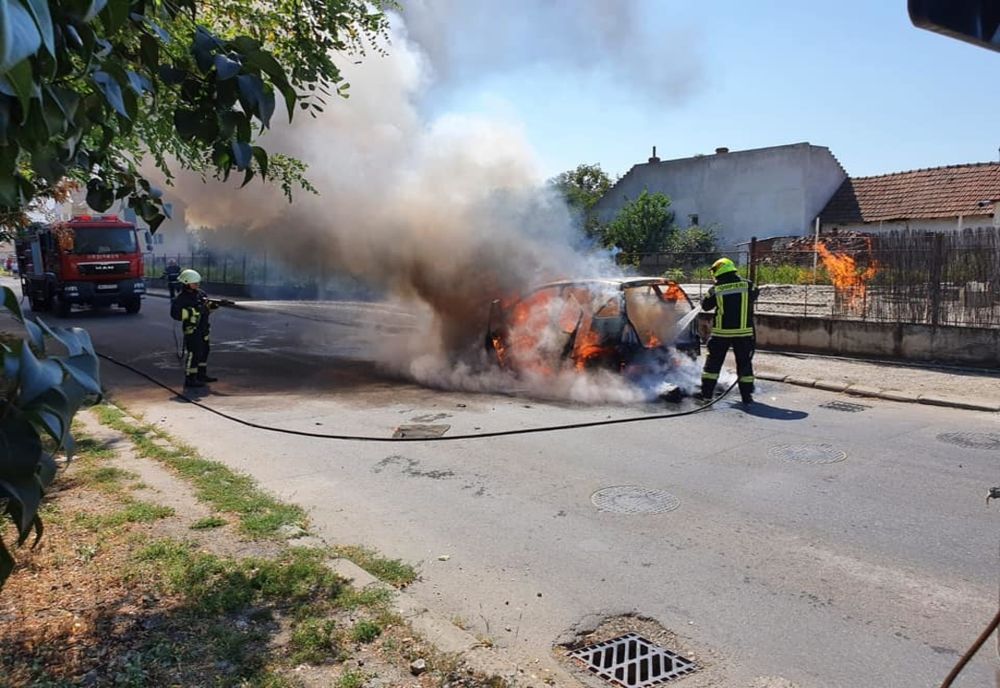 FOTO | Maşină distrusă de flăcări în municipiul Satu Mare! Au intervenit 9 pompieri