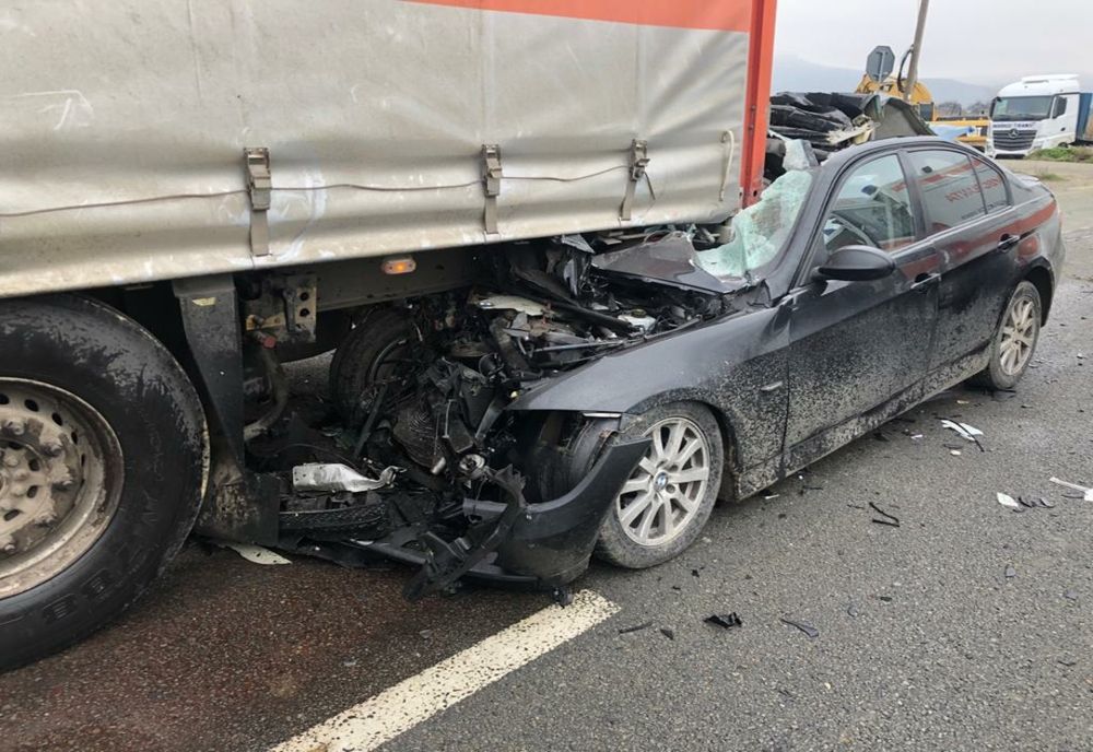 FOTO | Grav accident în Cluj! Un sucevean a fost grav rănit după ce s-a izbit cu maşina de un TIR condus de un sătmărean