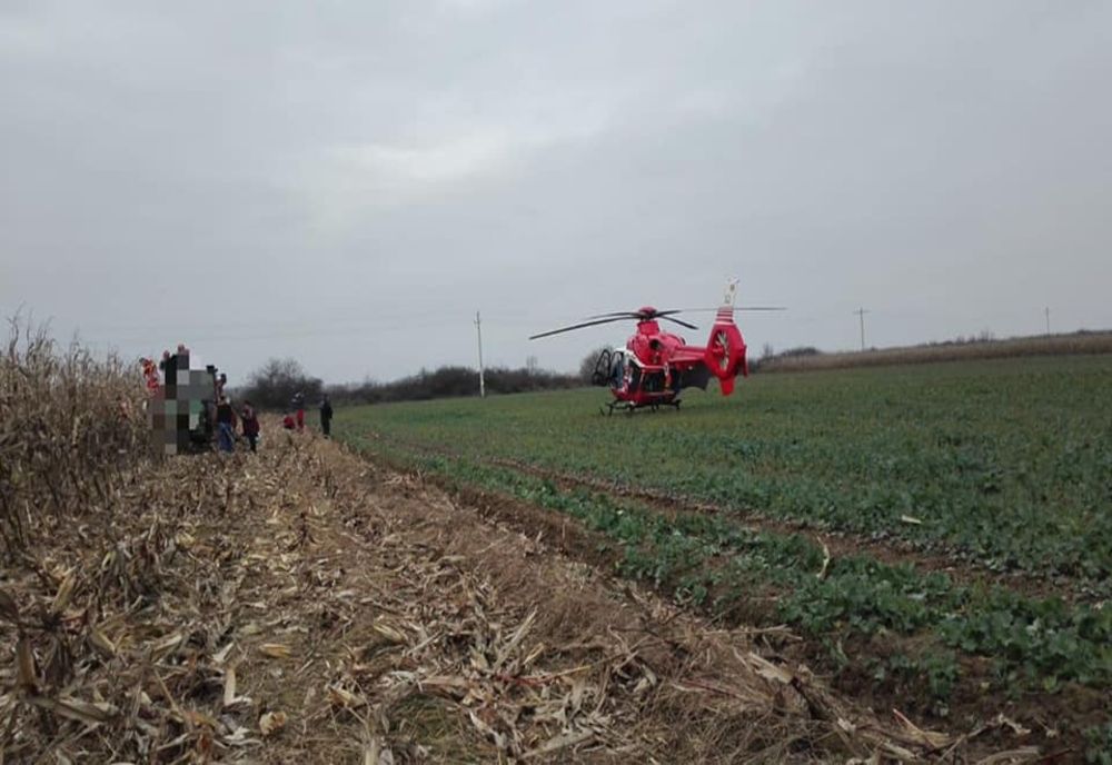FOTO | Un bărbat a rămas cu mâna prinsă într-un utilaj agricol! A fost transportat cu elicopterul SMURD