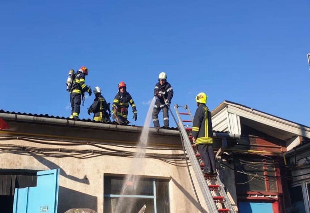 FOTO | Incendiu la sediul unei firme din Satu Mare! Au intervenit 10 pompieri