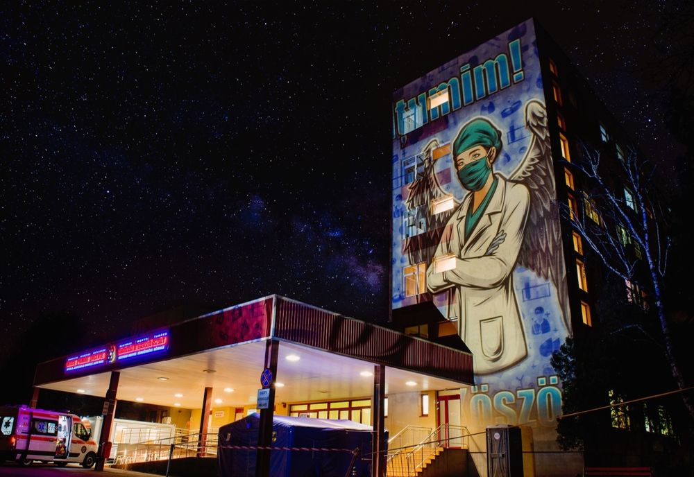 FOTO | Imagini superbe! Spitalele din Satu Mare, iluminate cu proiecţii speciale în cinstea eroilor care luptă în prima linie