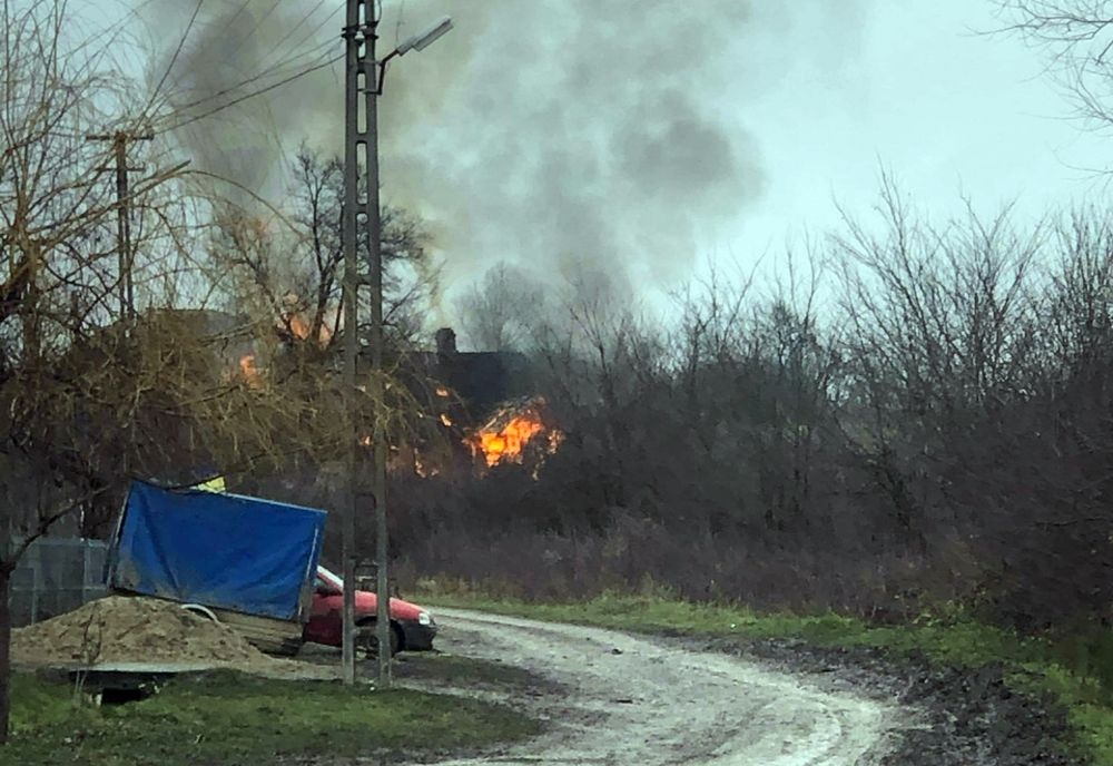 Casă din Sărătura în care locuiau cinci copii, mistuită de un incendiu 