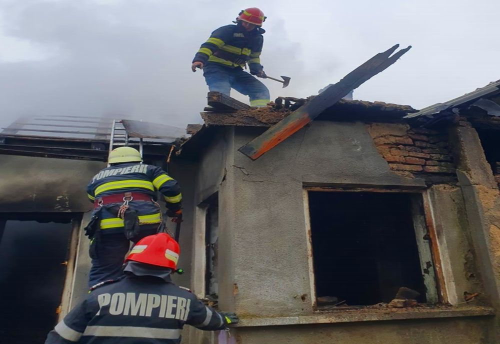 FOTO: Casă din localitatea Șandra, afectată grav de un incendiu