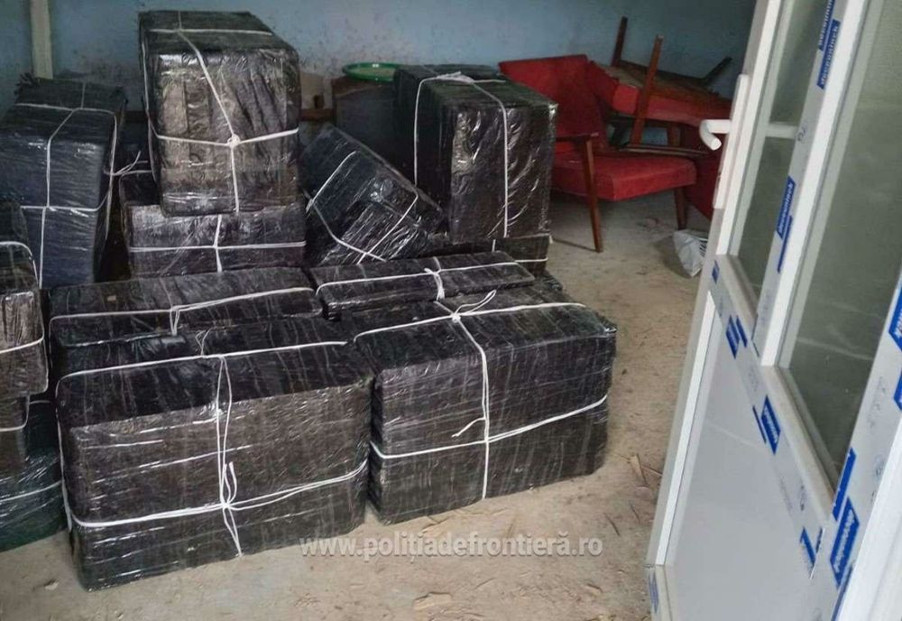 FOTO: Doi sătmăreni, dintre care unul e minor, reținuți de polițiștii de frontieră pentru contrabandă de țigări
