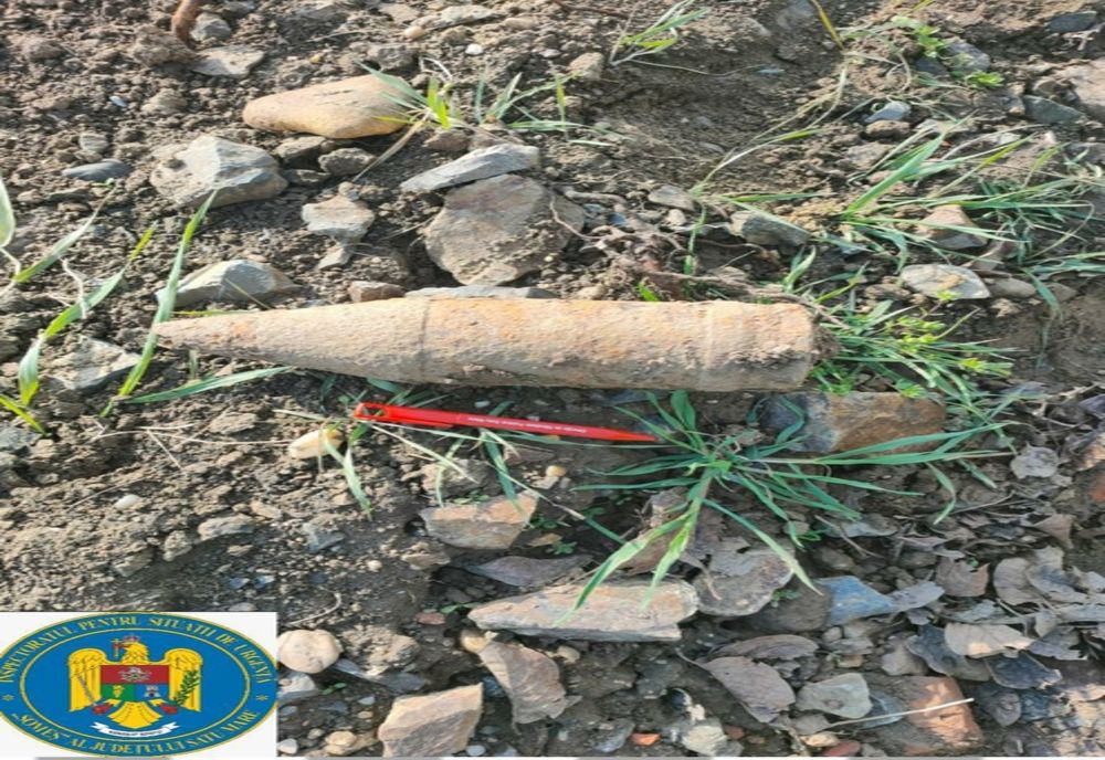 FOTO | Proiectil perforant, de calibru 85 de mm, găsit pe un câmp din judeţul Satu Mare