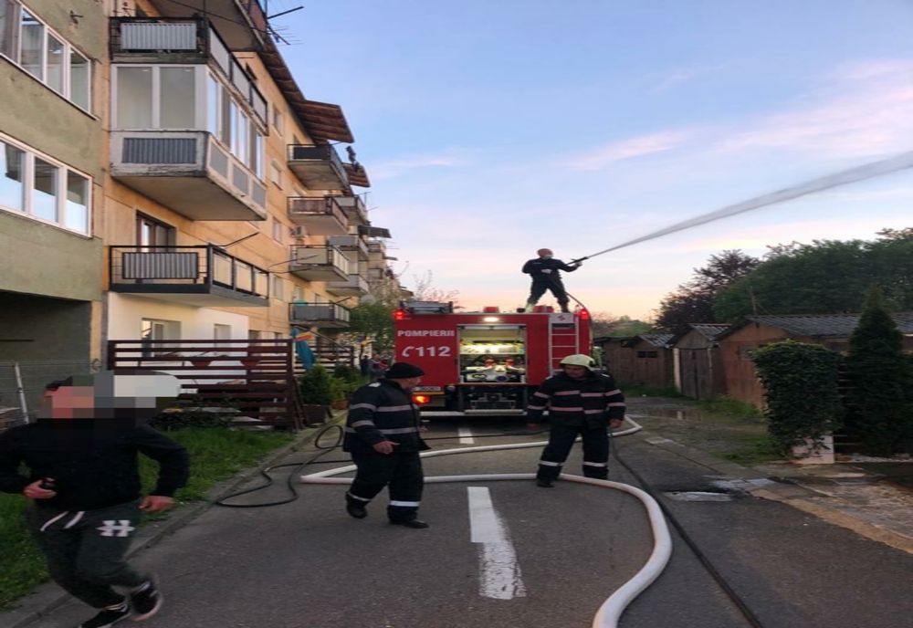 FOTO | Incendiu la o casă din Negreşti Oaş! Au intervenit pompierii cu trei autospeciale