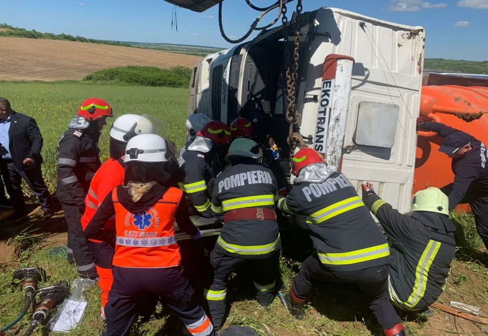 FOTO | Grav accident între Socond şi Hodişa! Un bărbat a fost rănit după ce s-a răsturnat cu cisterna