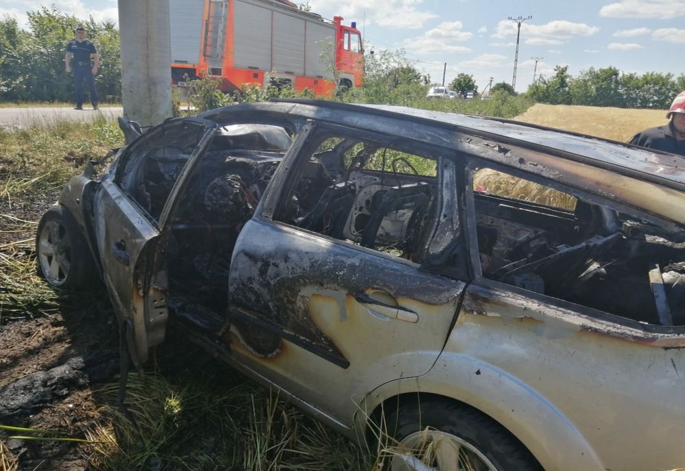 FOTO: Accident mortal la intrare în localitatea Foieni! Un autoturism s-a izbit de un stâlp și a luat foc