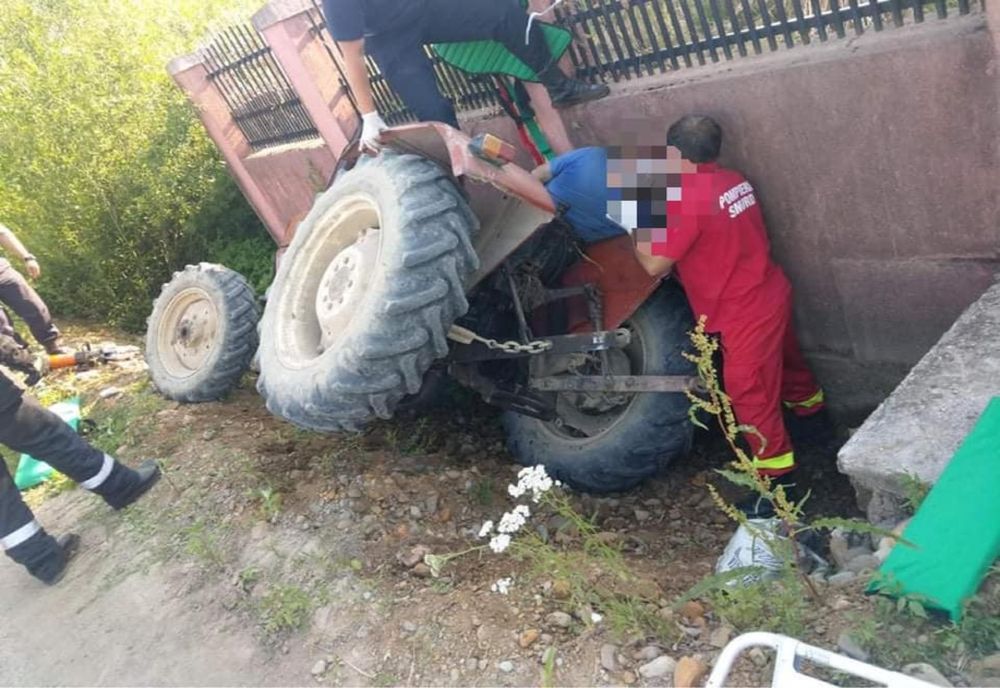 Tractor răsturnat într-un șanț în Bixad! Șoferul, grav rănit, dus la spital