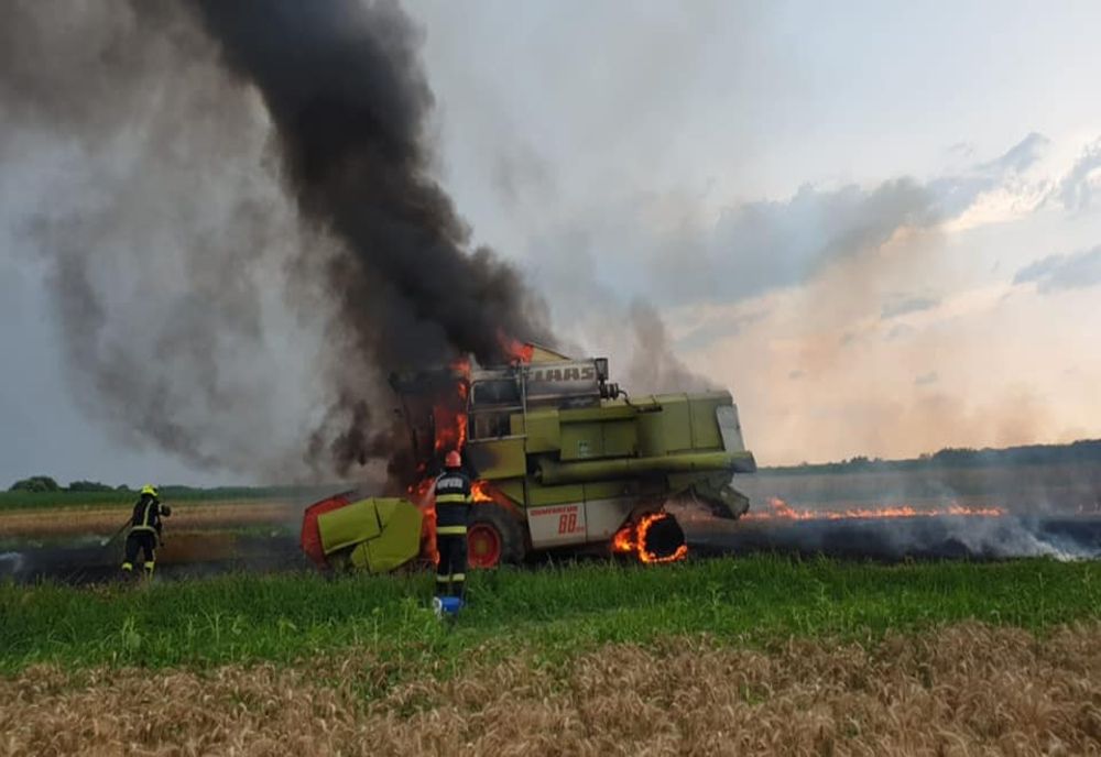FOTO: Combină în flăcări pe un câmp din Satu Mare