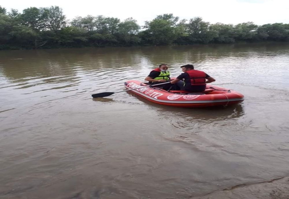 Tânăr din Maramureş căutat de pompierii din Satu Mare în balastiera Apa! Prietenii au încercat să îl salveze