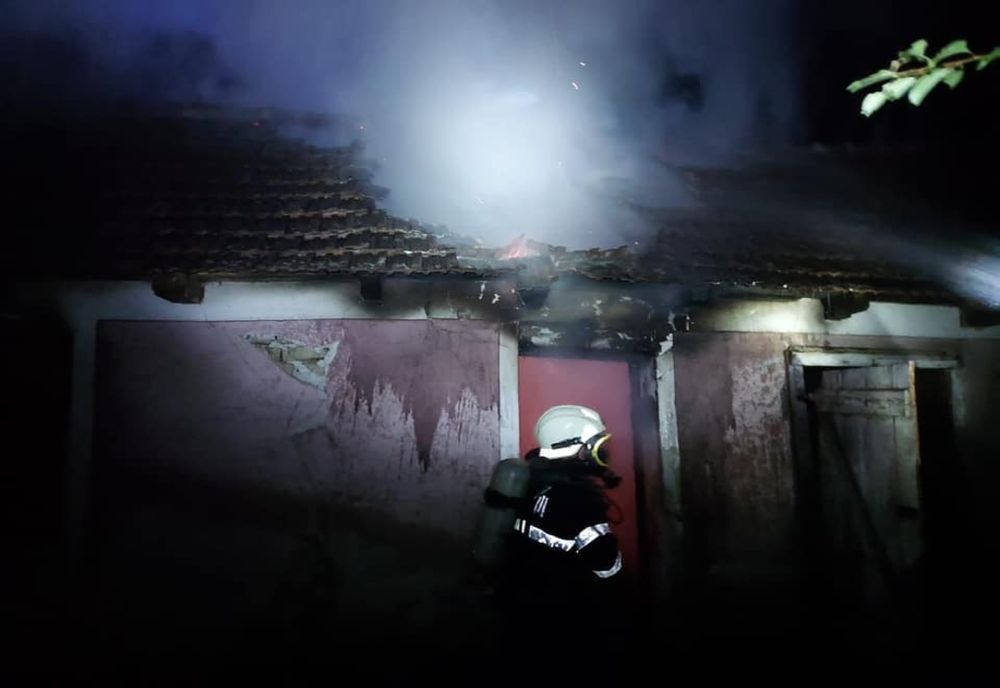 FOTO | Incendiu la o casă de locuit în localitatea Culciu Mare! Proprietarul a fost evacuat de un poliţist