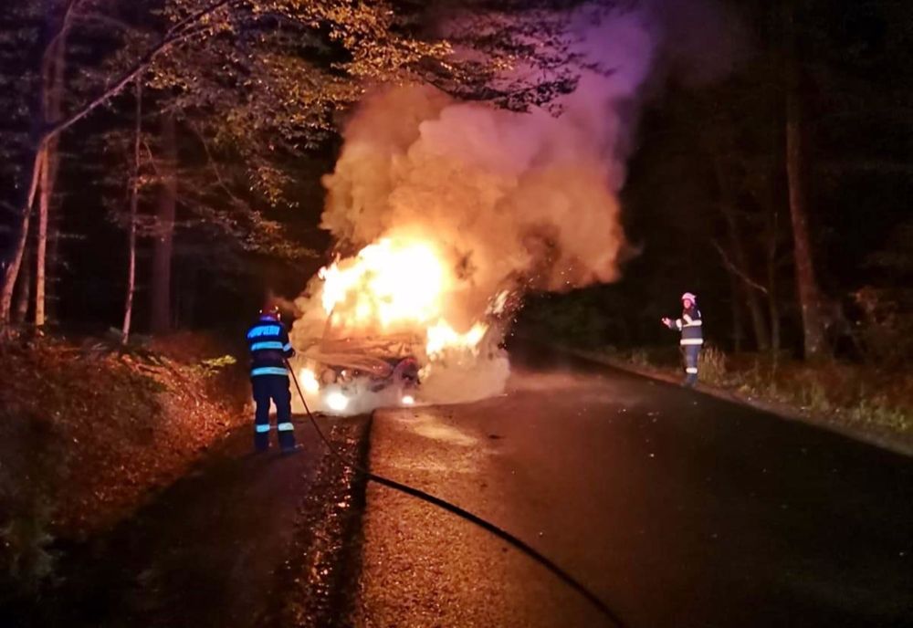 Autoturism făcut scrum, pe Dealul Mujdeni! Care a fost cauza incendiului