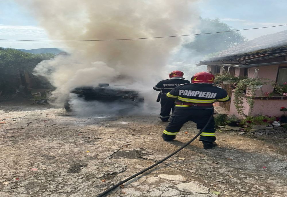 FOTO | Maşină distrusă de un incendiu în Orașu Nou-Vii
