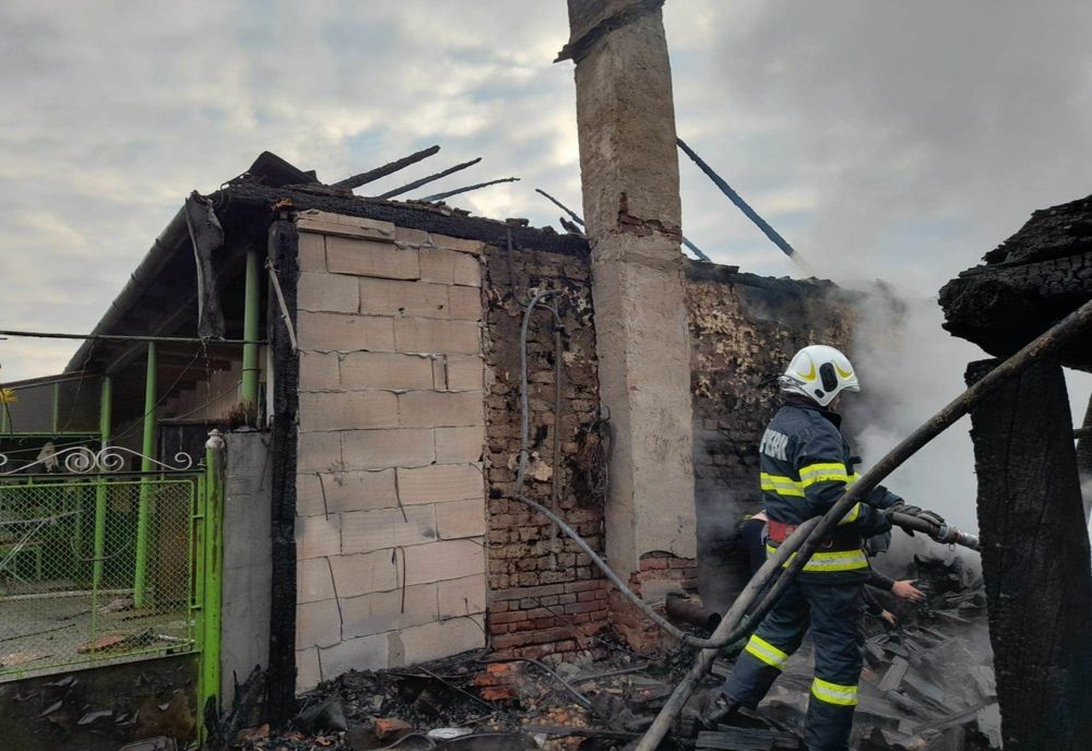 FOTO: Gospodărie din Berveni, afectată de un incendiu! Ce pagube s-au înregistrat