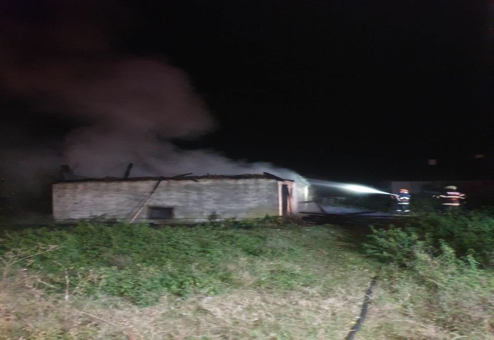 Incendiu în localitatea Baba Novac! Focul a fost pus intenţionat (FOTO)