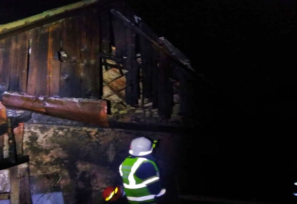 Anexă gospodărească din Moftinu Mic, afectată de un incendiu provocat de o țigară