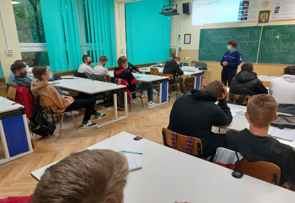 FOTO: STOP BULLYINGULUI! Acțiune preventivă derulată în școli de polițiștii sătmăreni